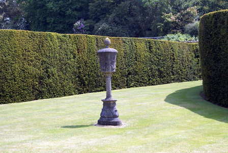 在英国的赫弗城堡花园雕塑的瓮图片
