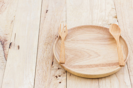 木制的空盘子和勺子，叉子