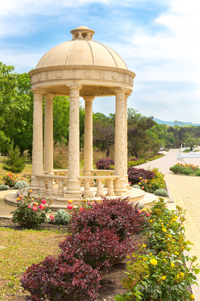 在公园的圆形建筑