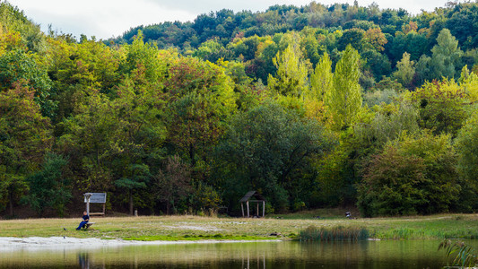 惊人的多彩景观与湖和利沃夫公园