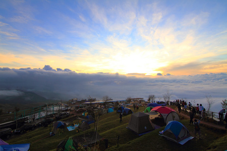 身份不明的旅行者在山上露营