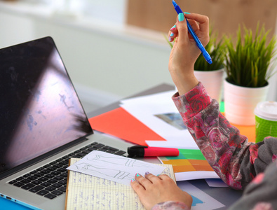 在他的办公室使用数字化仪的伏案工作的设计师照片