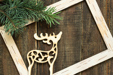 新鲜云杉树枝框架和圣诞装饰鹿