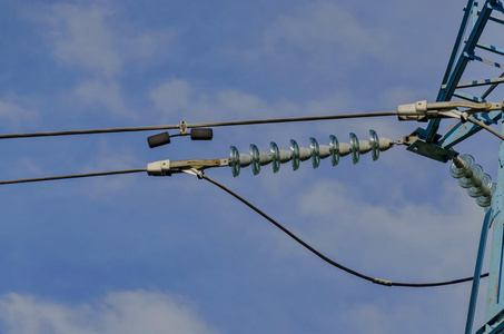 角钢塔电力传输线路的钟罩形绝缘子串照片