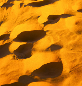 棕色的沙丘在撒哈拉摩洛哥沙漠
