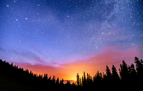 深邃的天空 astrophoto。梦幻般的冬天流星雨和白雪皑皑的山峦