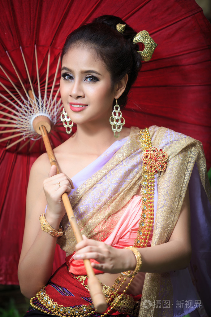 泰国女子身着传统服饰