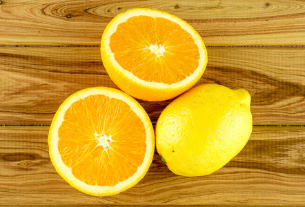 橙色水果一半用在木头上的柠檬