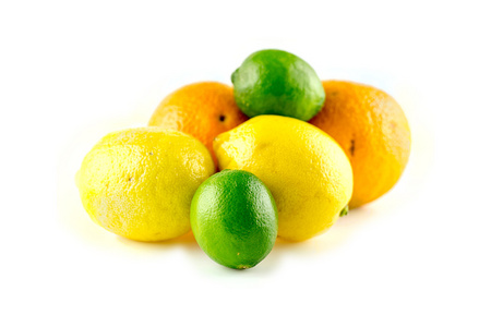堆的美味柑橘类水果与橙子柠檬和酸橙