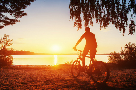 在上坡上自行车车道图片