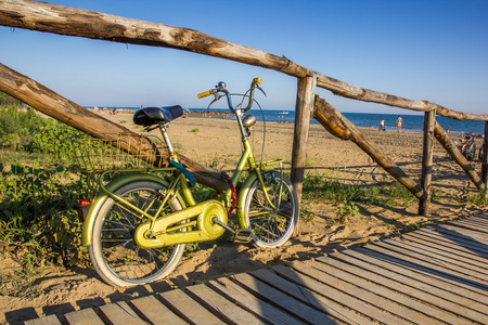 好复古的老式自行车，海滩，附近阳光灿烂的日子