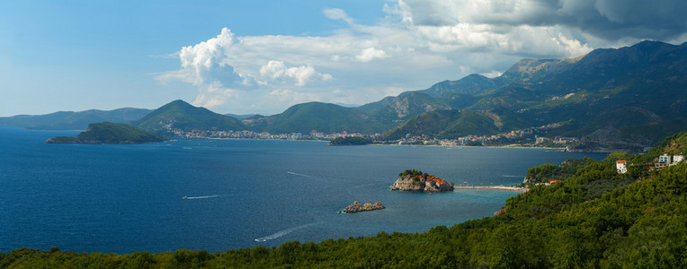 斯维蒂斯特凡岛附近亚得里亚海海岸的全景