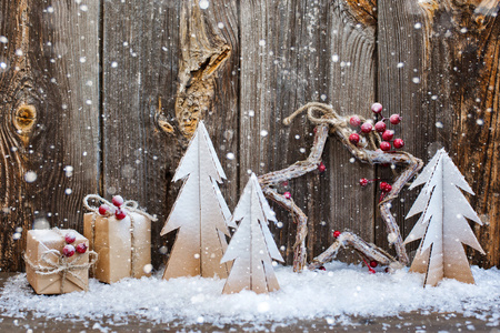 圣诞装饰在木背景