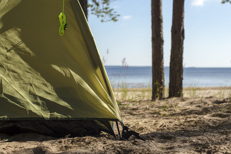 边缘的旅游帐篷，站立在水附近的沙滩上