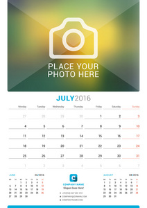 2016 年 7 月。墙体为 2016 年的月历。矢量设计打印模板与照片的地方。每周从星期一开始。在页上的 3 个月