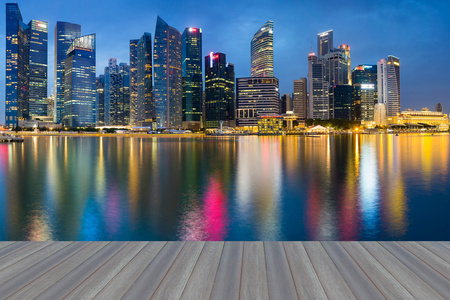 打开木地板，新加坡滨海湾商务区