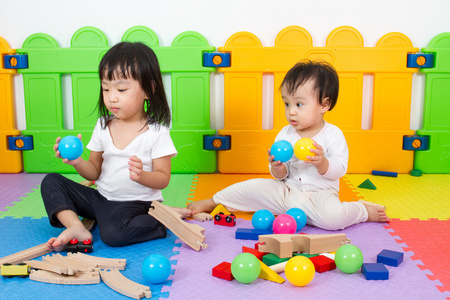 亚洲中国儿童玩积木