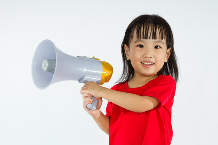 亚洲中国的小女孩抱着扩音器