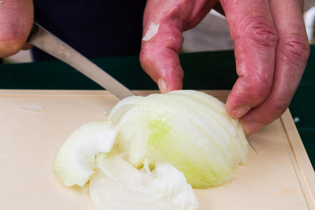 切菜板上的洋葱和菜刀