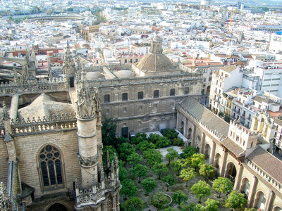 从 Giralda 钟楼顶部塞维利亚的全景视图