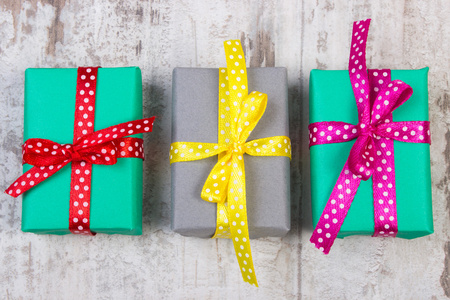 圣诞节或其他庆祝活动在旧的白板上的多彩礼物包装纸