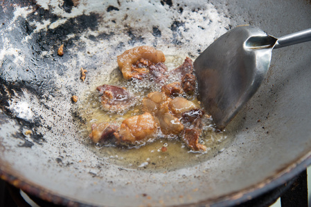 在热锅里炒的瘦肉图片