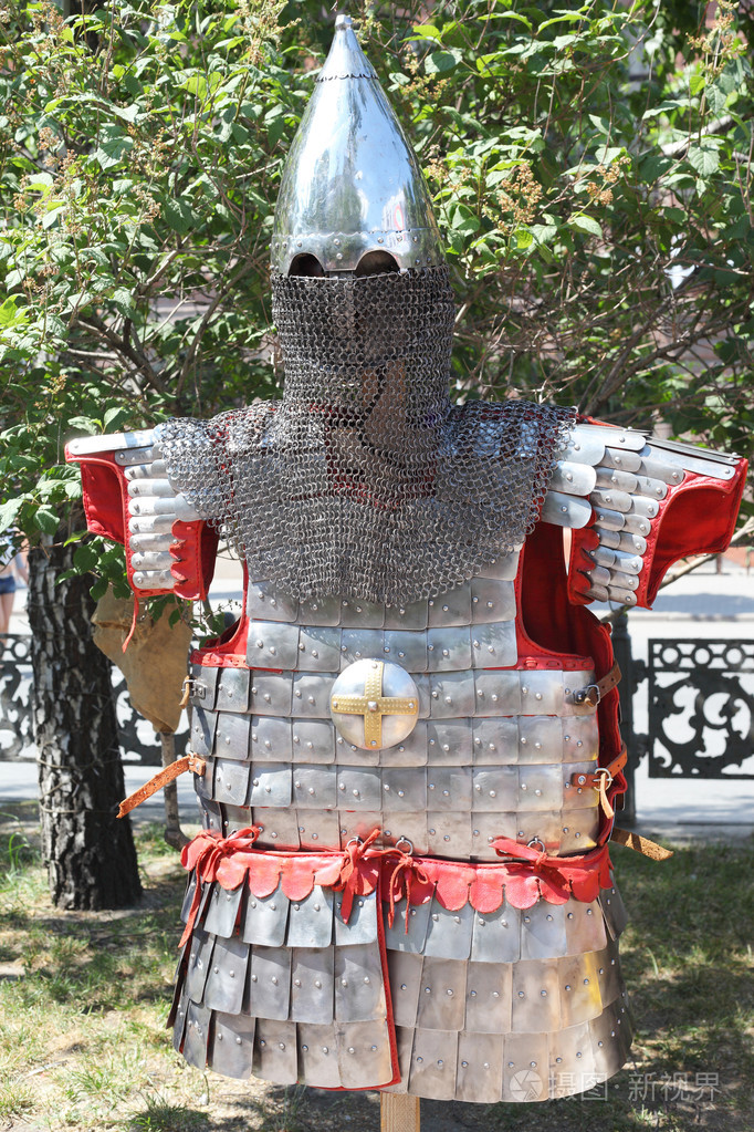 锁子甲在公园里