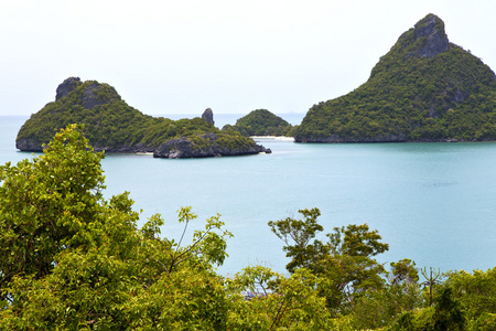 船的海岸线和树南中国海上泰国 kho pha