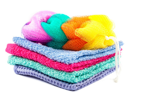 堆栈的彩色毛巾和浴海绵