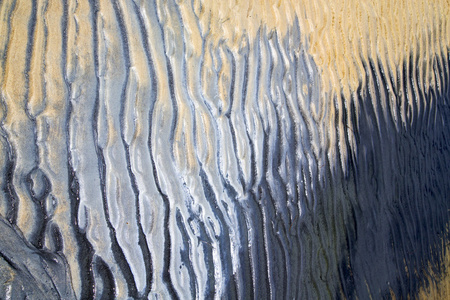 在潮湿的华南海海滩海湾的沙子