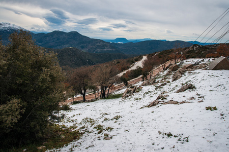 在附近安居的山区冬季景观