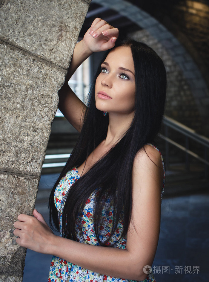 美丽的女孩在大街上照片-正版商用图片1k6lc8-摄图新视界