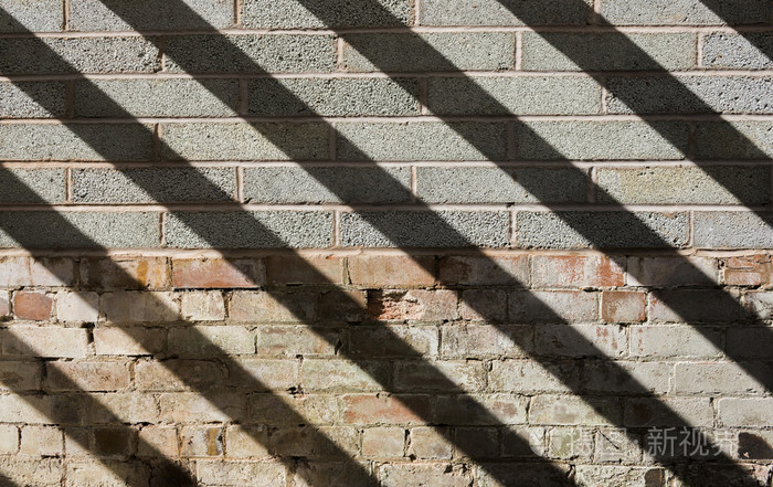 木材屋架靠在墙上的影子