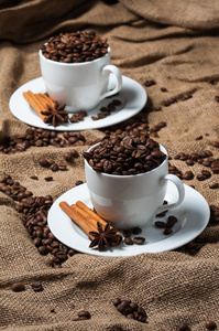咖啡豆和咖啡杯茴香与肉桂