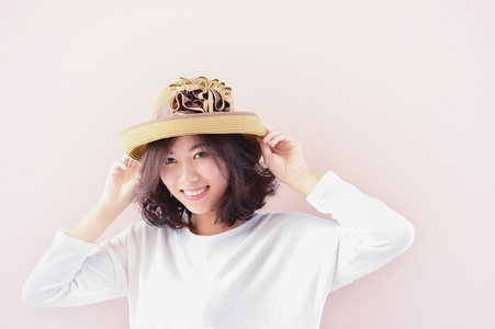 亚洲年轻的女人戴着帽子的肖像
