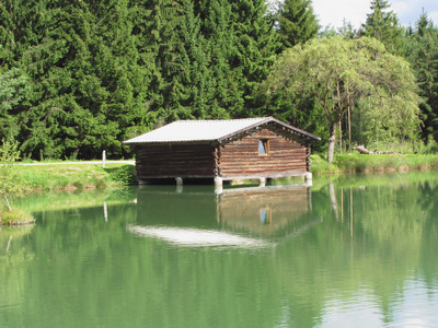 依山傍水的小屋图片图片