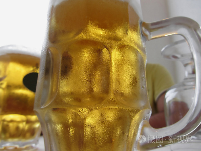 在餐馆的桌子上放着冰镇啤酒杯照片-正版商用图片1k6lok-摄图新视界