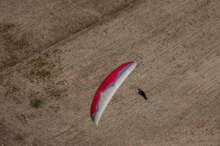 红色和白色的滑翔伞飞行员