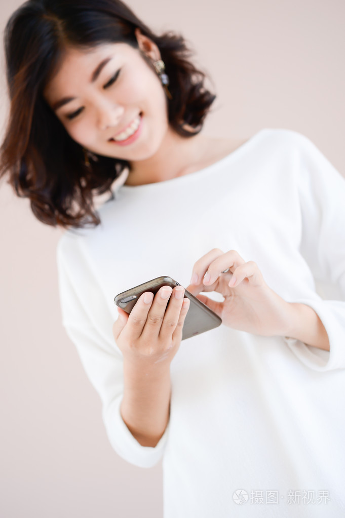 亚洲年轻美女触摸和浏览她的智能手机