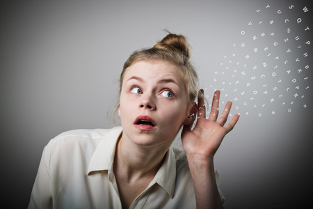 好奇心重的女人,在白色照片