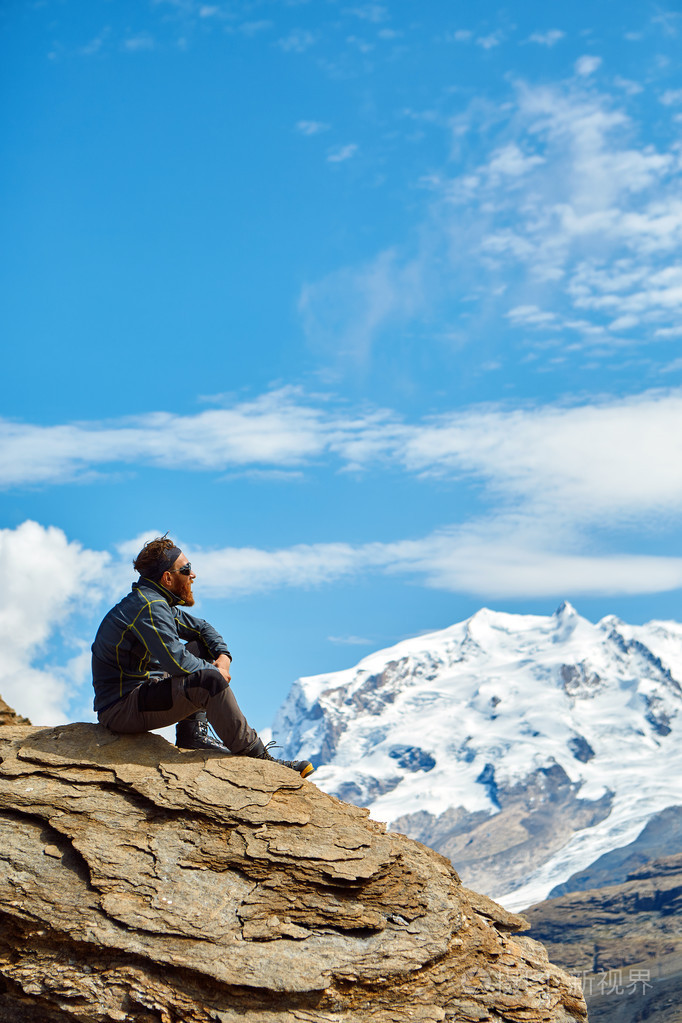 顶部的一个传球的徒步旅行者