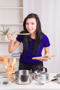 女孩在厨房里做饭