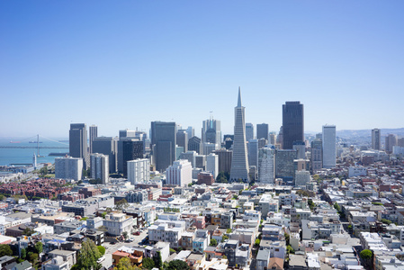 与 San Francisco 市容观点明确蓝蓝的天空，在夏天，加州