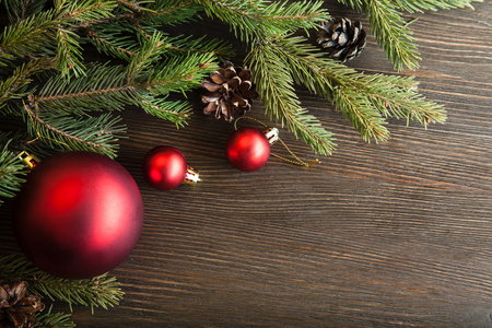 圣诞树和装饰物上木制背景