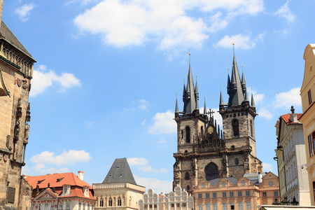 前 Tyn 和在布拉格老城广场圣母教堂