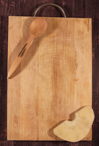 用勺子木制背景上切割板