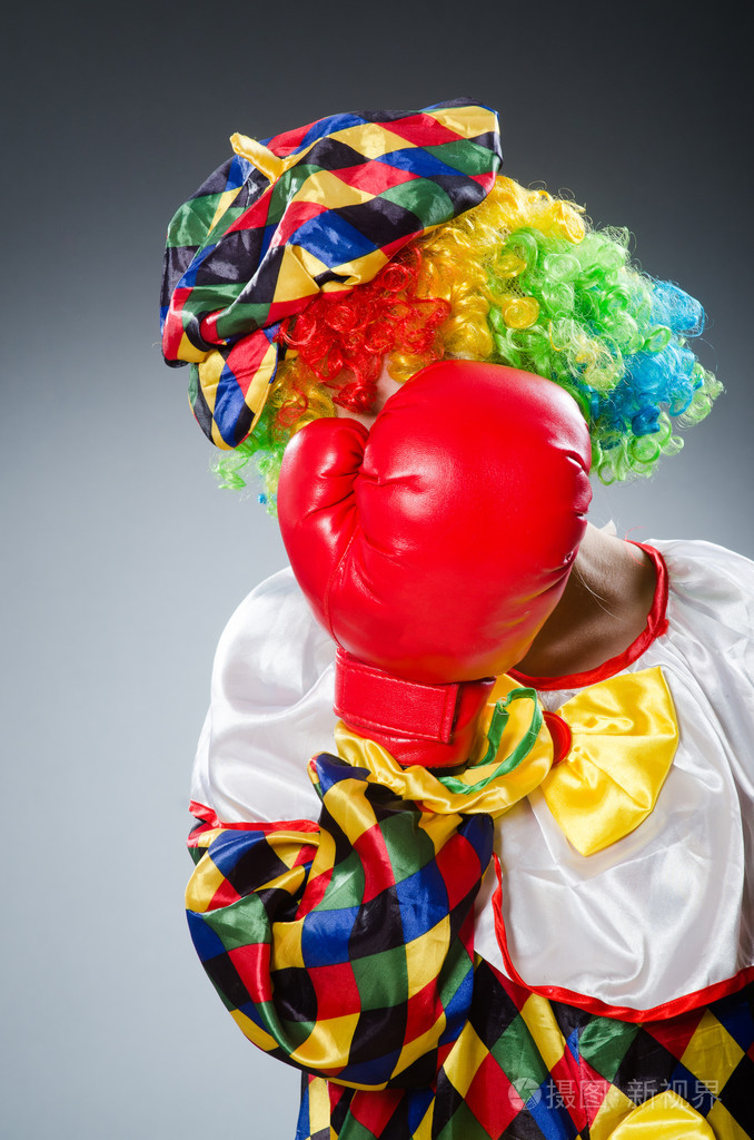 用拳击手套滑稽的小丑