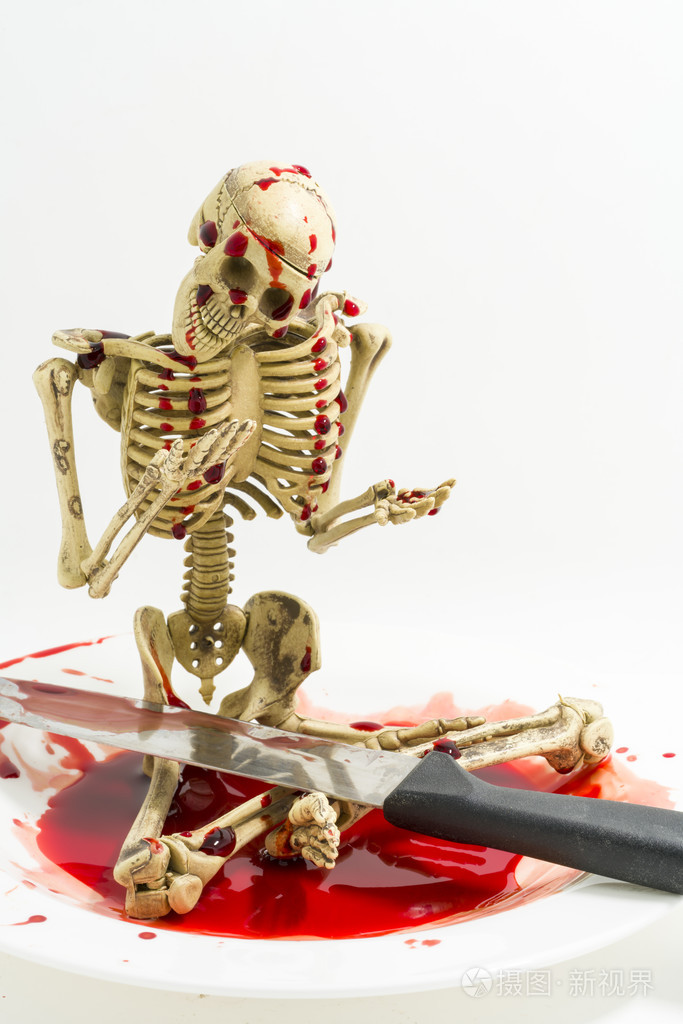 用刀在白色背景上的血液中的静物骨架