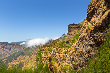 多云高山