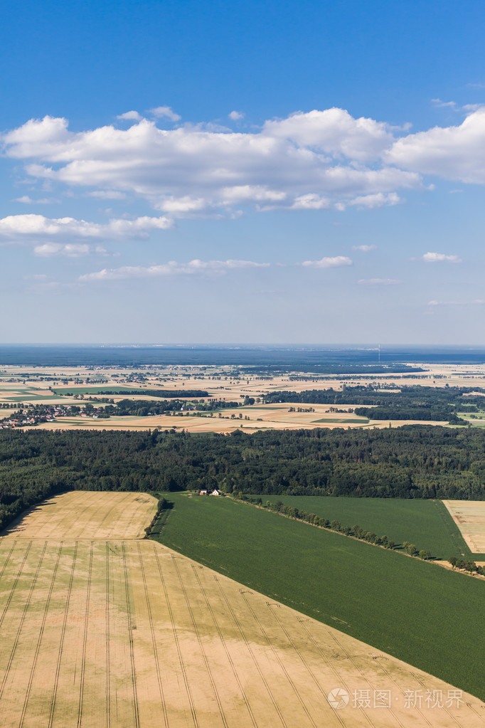 蓝蓝的天空鸟瞰图